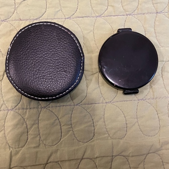 Pocket Compact double mirror with its own carry case perfect size for your purse - Picture 5 of 8